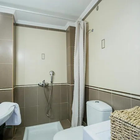 Cozy 1 Bedroom In Center *
